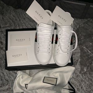 AUTHENTIC GUCCI SNEAKERS.